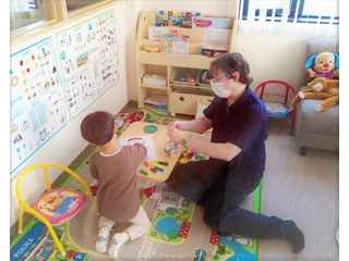 お子さまと同じ目線で遊びながら、自然な会話が生まれます。